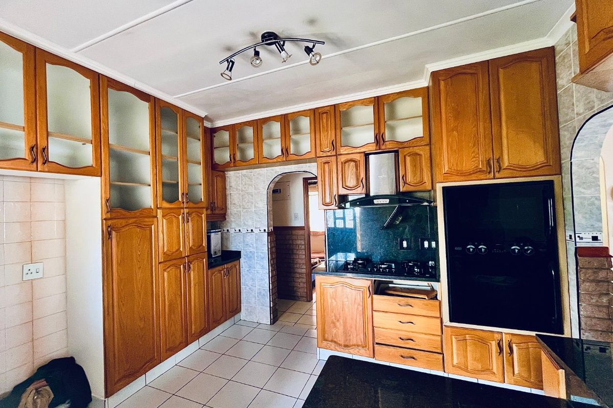 Reduced Price: Spacious Family Home in Shallcross with 3 Bedrooms, Versatile Outside Building, and Landscaped Garden - Photo 3