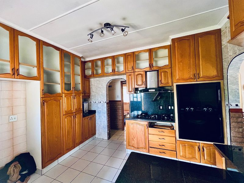 Reduced Price: Spacious Family Home in Shallcross with 3 Bedrooms, Versatile Outside Building, and Landscaped Garden - Photo 3