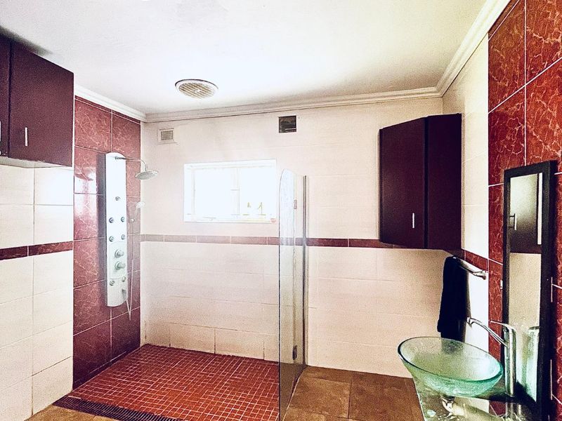 Reduced Price: Spacious Family Home in Shallcross with 3 Bedrooms, Versatile Outside Building, and Landscaped Garden - Photo 9