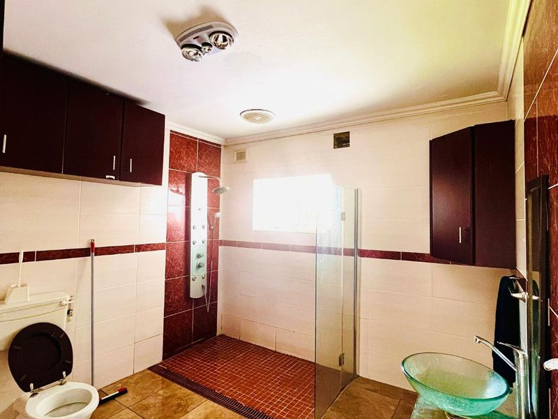 Reduced Price: Spacious Family Home in Shallcross with 3 Bedrooms, Versatile Outside Building, and Landscaped Garden - Photo 8