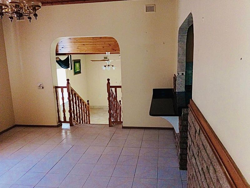 Reduced Price: Spacious Family Home in Shallcross with 3 Bedrooms, Versatile Outside Building, and Landscaped Garden - Photo 6