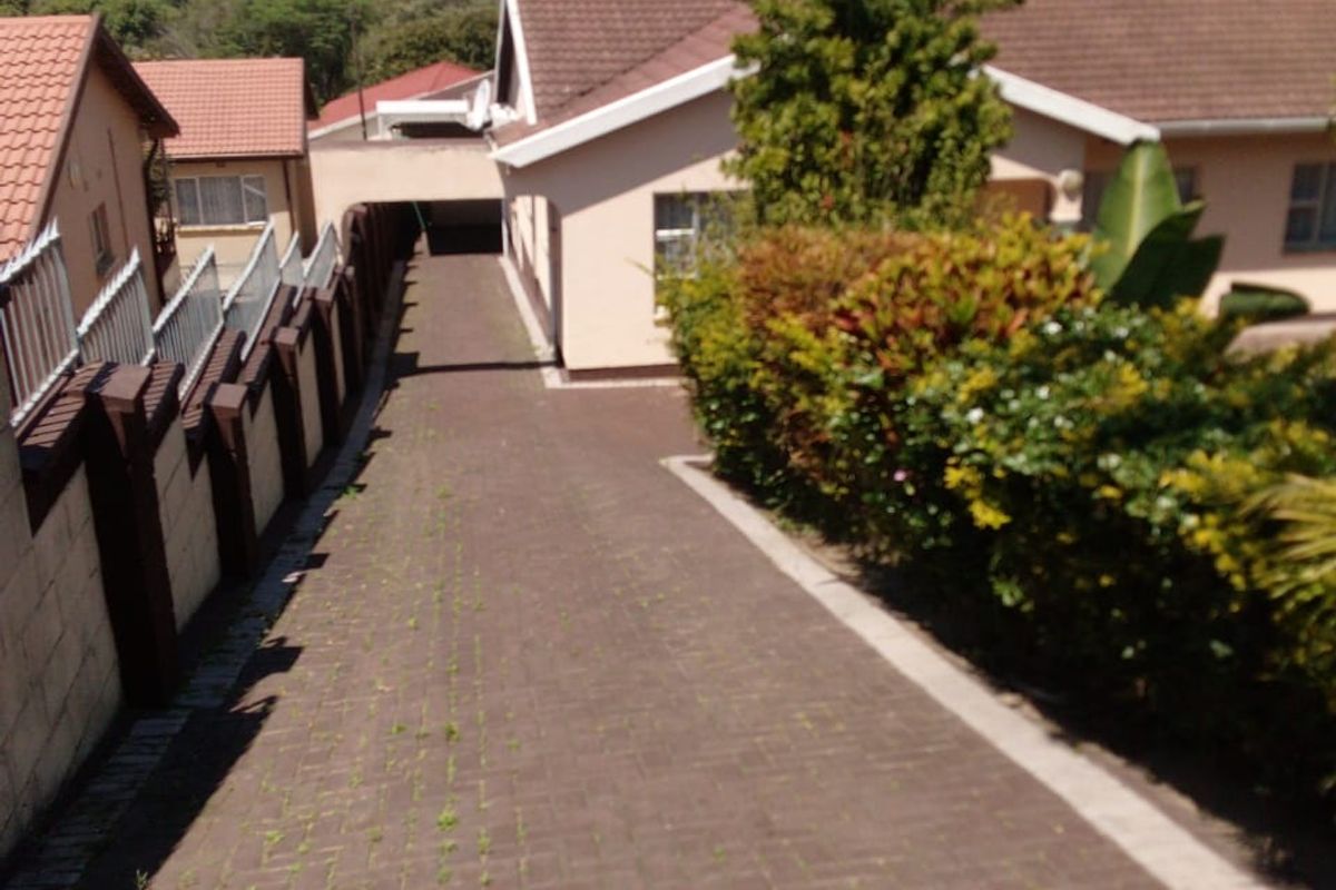 Reduced Price: Spacious Family Home in Shallcross with 3 Bedrooms, Versatile Outside Building, and Landscaped Garden - Photo 2