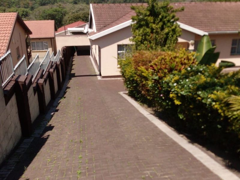 Reduced Price: Spacious Family Home in Shallcross with 3 Bedrooms, Versatile Outside Building, and Landscaped Garden - Photo 2