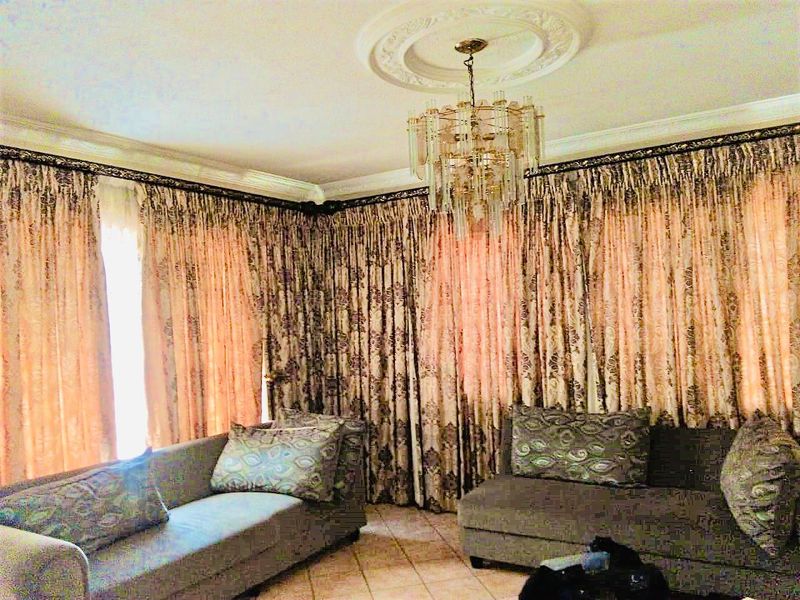 Reduced Price: Spacious Family Home in Shallcross with 3 Bedrooms, Versatile Outside Building, and Landscaped Garden - Photo 5