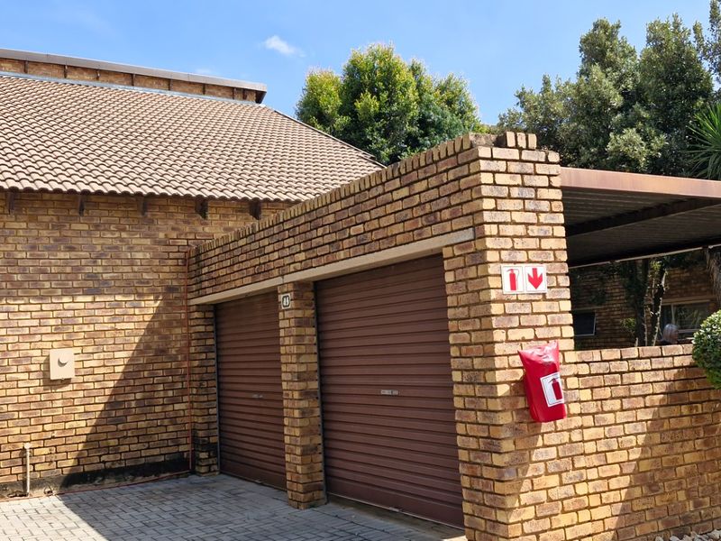 Spacious Family Home with Modern Comforts - Photo 2