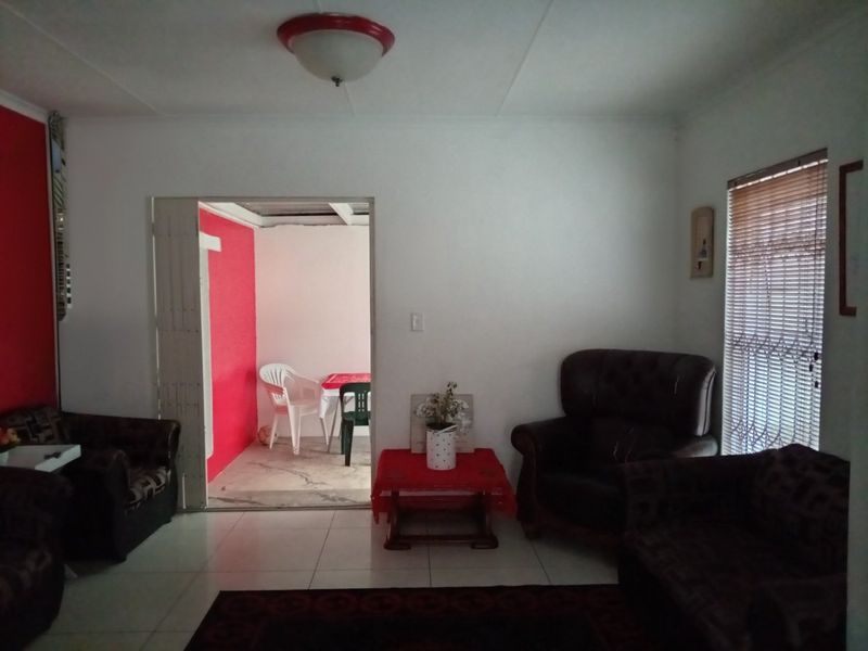 3-Bedroom Home for Sale – Secure & Comfortable Living! - Photo 2