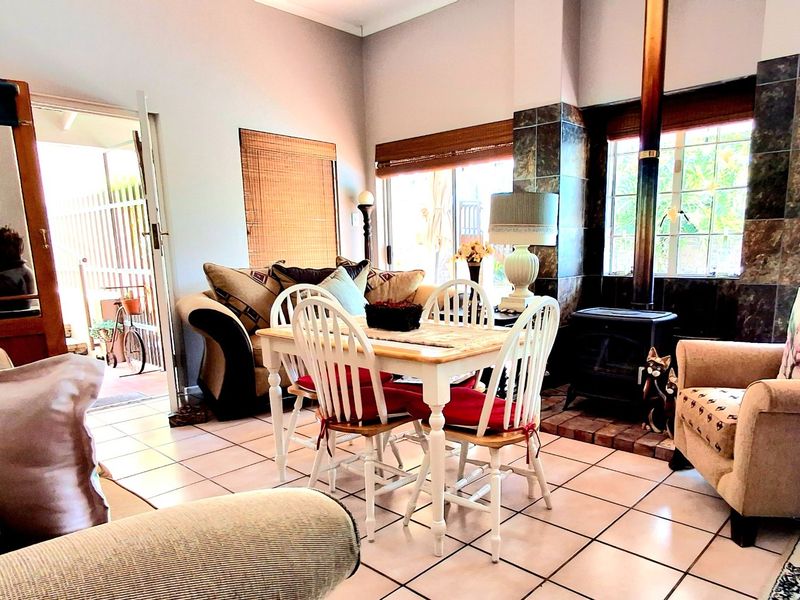 Extended family home - Photo 3