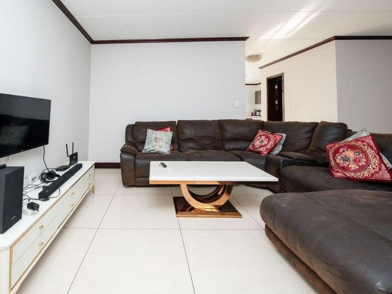 Upmarket Carlswald Duplex – 3 Beds - Photo 8