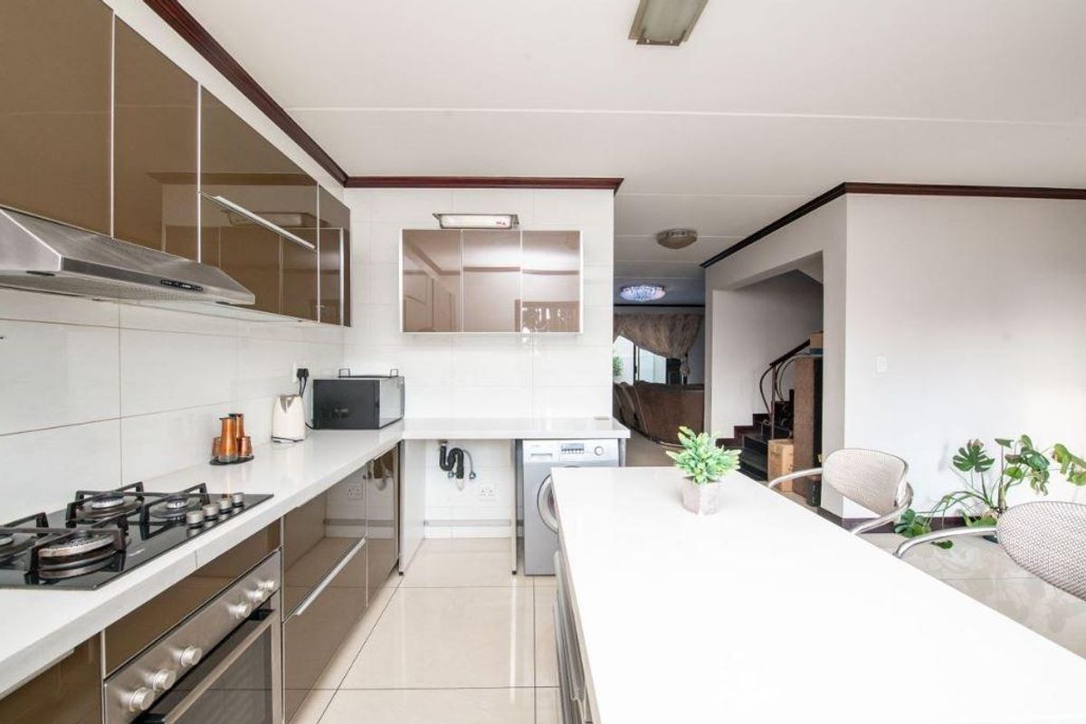 Upmarket Carlswald Duplex – 3 Beds - Photo 4