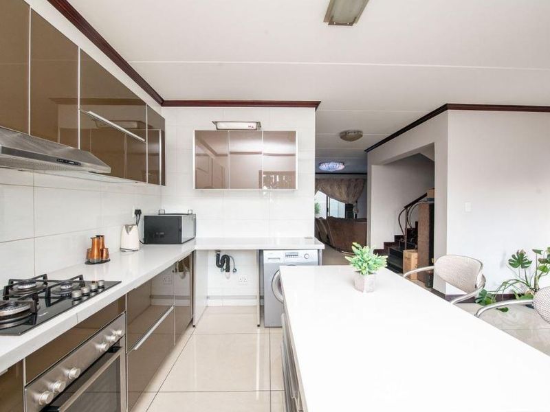 Upmarket Carlswald Duplex – 3 Beds - Photo 4