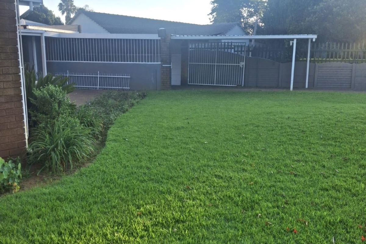 Spacious Family Home on 983m2 Erf with Borehole & Entertainment Areas - Photo 3