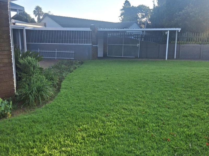 Spacious Family Home on 983m2 Erf with Borehole & Entertainment Areas - Photo 3