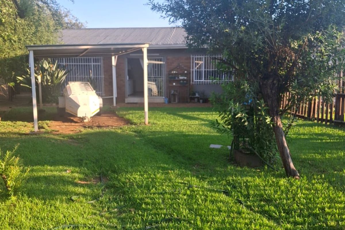 Spacious Family Home on 983m2 Erf with Borehole & Entertainment Areas - Photo 2