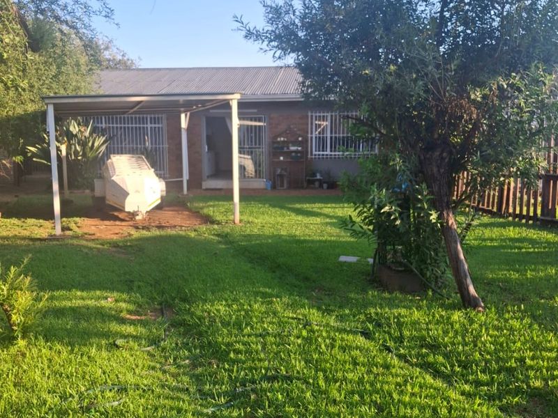 Spacious Family Home on 983m2 Erf with Borehole & Entertainment Areas - Photo 2