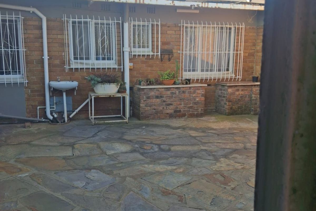 Spacious Family Home on 983m2 Erf with Borehole & Entertainment Areas - Photo 5