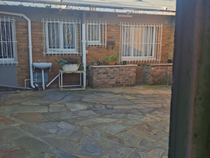 Spacious Family Home on 983m2 Erf with Borehole & Entertainment Areas - Photo 5