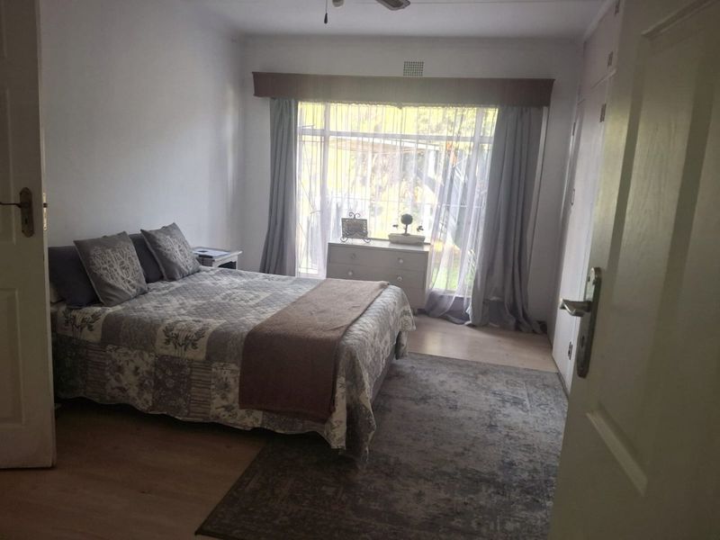 Spacious Family Home on 983m2 Erf with Borehole & Entertainment Areas - Photo 10