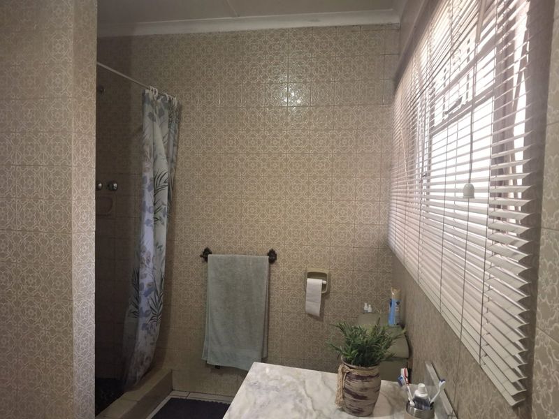 Spacious Family Home on 983m2 Erf with Borehole & Entertainment Areas - Photo 9