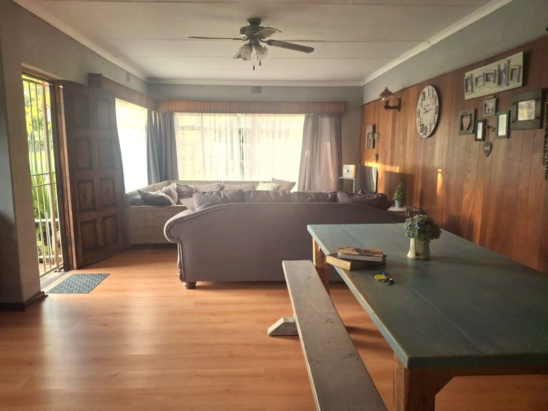 Spacious Family Home on 983m2 Erf with Borehole & Entertainment Areas - Photo 7