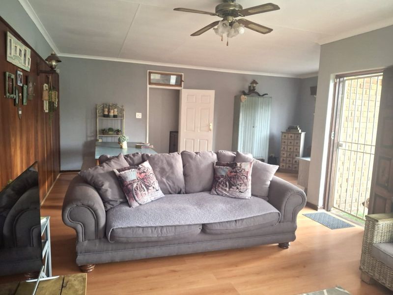 Spacious Family Home on 983m2 Erf with Borehole & Entertainment Areas - Photo 6