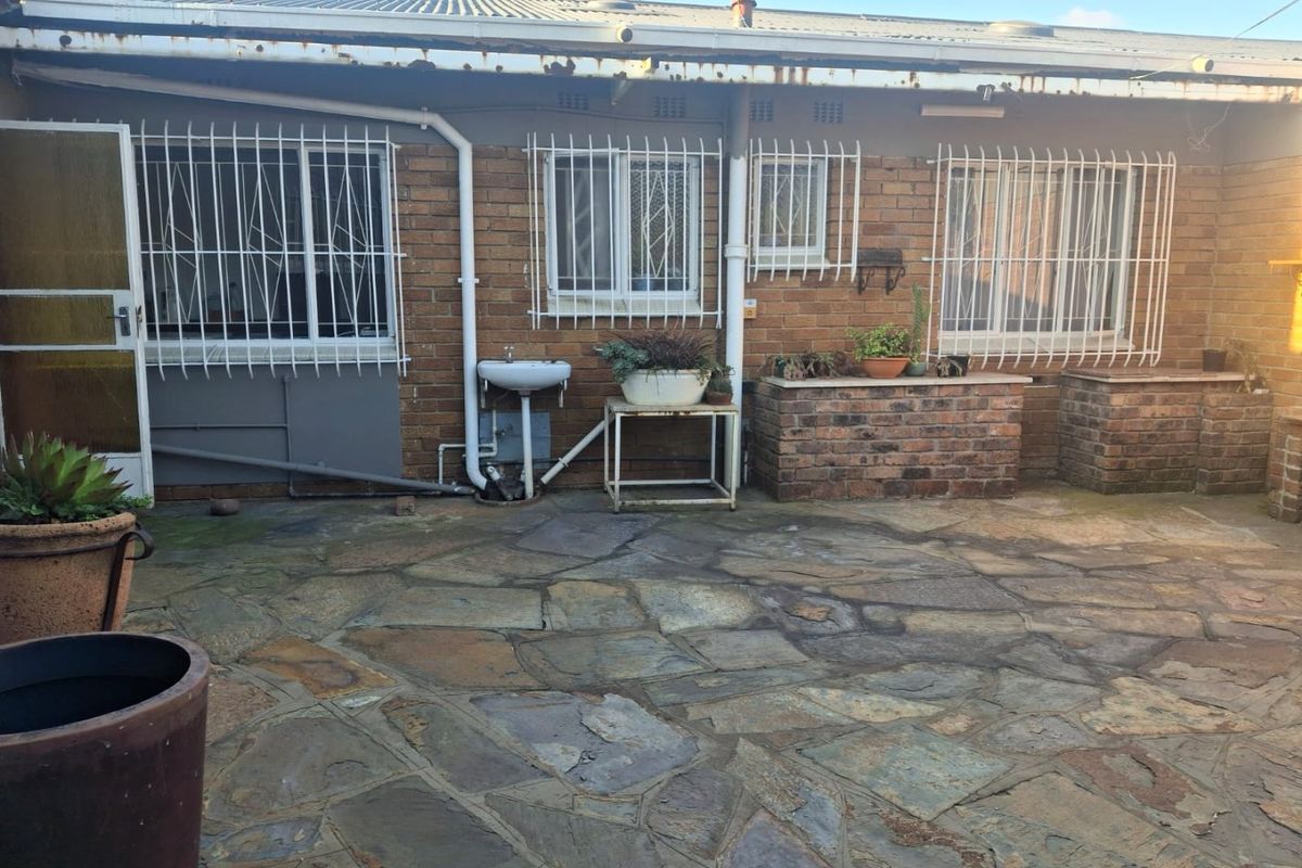 Spacious Family Home on 983m2 Erf with Borehole & Entertainment Areas - Photo 4