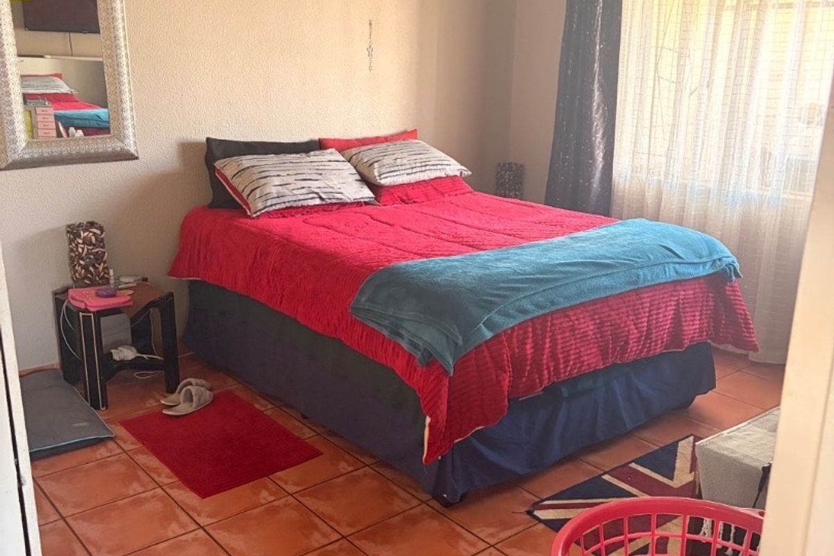 Charming 2-Bedroom Townhouse to Rent on a Plot. Discover this lovely and well-maintained 2-bedroom townhouse, perfectly situated on a spacious plot. Ideal for comfortable and secure living!  ? Property Features: 	•	2 Spacious bedrooms 	•	1 Neat bathroom 	•	Open-plan kitchen and lounge area 	•	Double carport for secure parking 	•	Pet-friendly ?? 	•	Safe and secure environment  This property offers a peaceful lifestyle with enough space to relax while still being practical and convenient.  ?? Perfect for a small family, couple, or working professionals.  ?? Don’t miss out—contact us today to arrange a viewing! - Photo 4