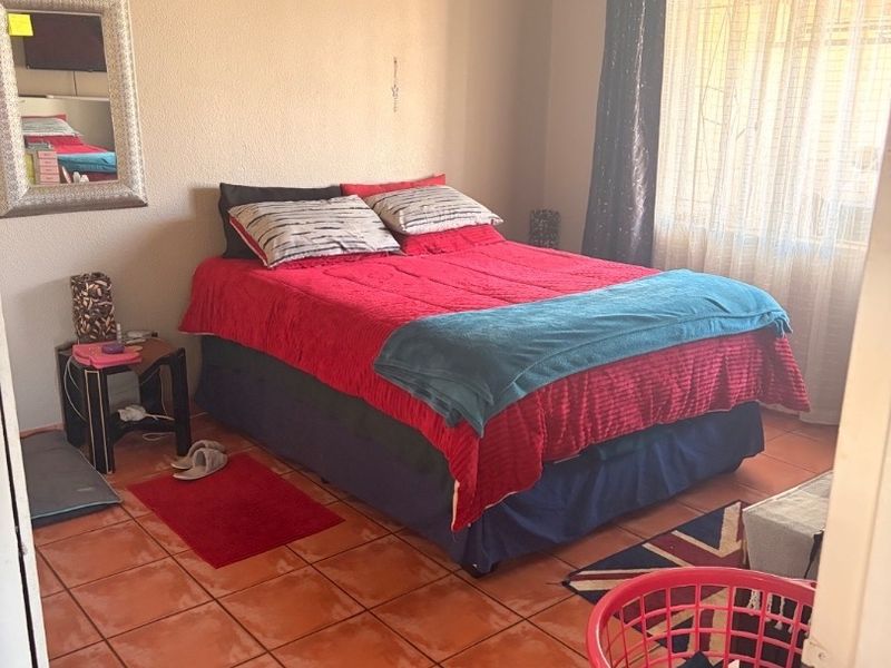 Charming 2-Bedroom Townhouse to Rent on a Plot. Discover this lovely and well-maintained 2-bedroom townhouse, perfectly situated on a spacious plot. Ideal for comfortable and secure living!  ? Property Features: 	•	2 Spacious bedrooms 	•	1 Neat bathroom 	•	Open-plan kitchen and lounge area 	•	Double carport for secure parking 	•	Pet-friendly ?? 	•	Safe and secure environment  This property offers a peaceful lifestyle with enough space to relax while still being practical and convenient.  ?? Perfect for a small family, couple, or working professionals.  ?? Don’t miss out—contact us today to arrange a viewing! - Photo 4