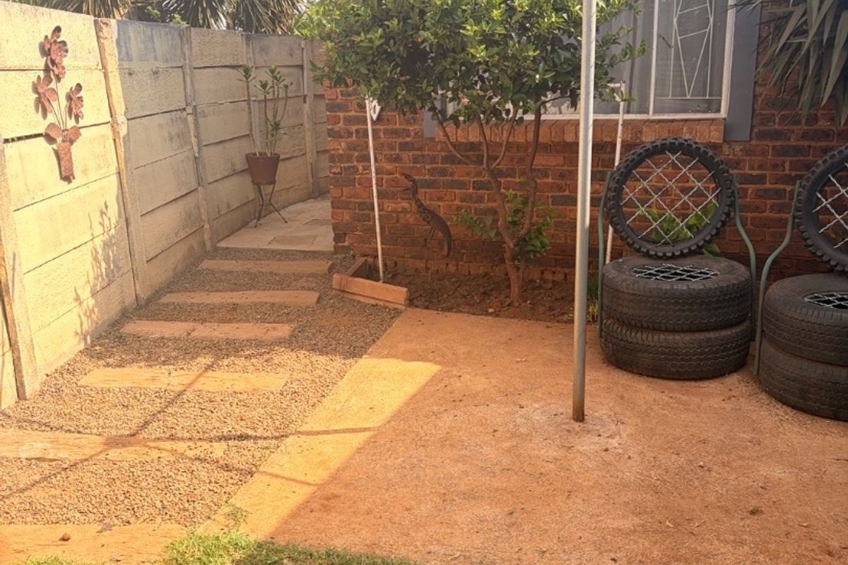 Charming 2-Bedroom Townhouse to Rent on a Plot. Discover this lovely and well-maintained 2-bedroom townhouse, perfectly situated on a spacious plot. Ideal for comfortable and secure living!  ? Property Features: 	•	2 Spacious bedrooms 	•	1 Neat bathroom 	•	Open-plan kitchen and lounge area 	•	Double carport for secure parking 	•	Pet-friendly ?? 	•	Safe and secure environment  This property offers a peaceful lifestyle with enough space to relax while still being practical and convenient.  ?? Perfect for a small family, couple, or working professionals.  ?? Don’t miss out—contact us today to arrange a viewing! - Photo 3