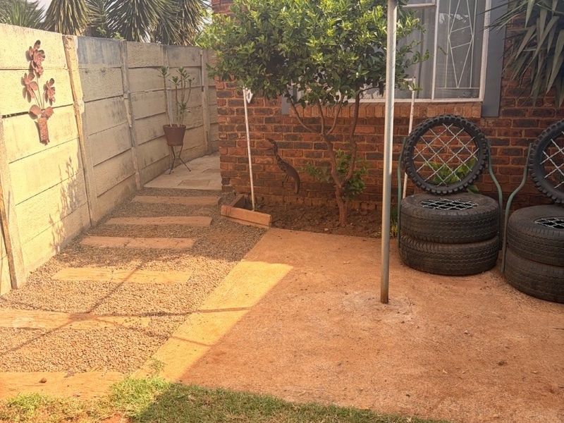 Charming 2-Bedroom Townhouse to Rent on a Plot. Discover this lovely and well-maintained 2-bedroom townhouse, perfectly situated on a spacious plot. Ideal for comfortable and secure living!  ? Property Features: 	•	2 Spacious bedrooms 	•	1 Neat bathroom 	•	Open-plan kitchen and lounge area 	•	Double carport for secure parking 	•	Pet-friendly ?? 	•	Safe and secure environment  This property offers a peaceful lifestyle with enough space to relax while still being practical and convenient.  ?? Perfect for a small family, couple, or working professionals.  ?? Don’t miss out—contact us today to arrange a viewing! - Photo 3