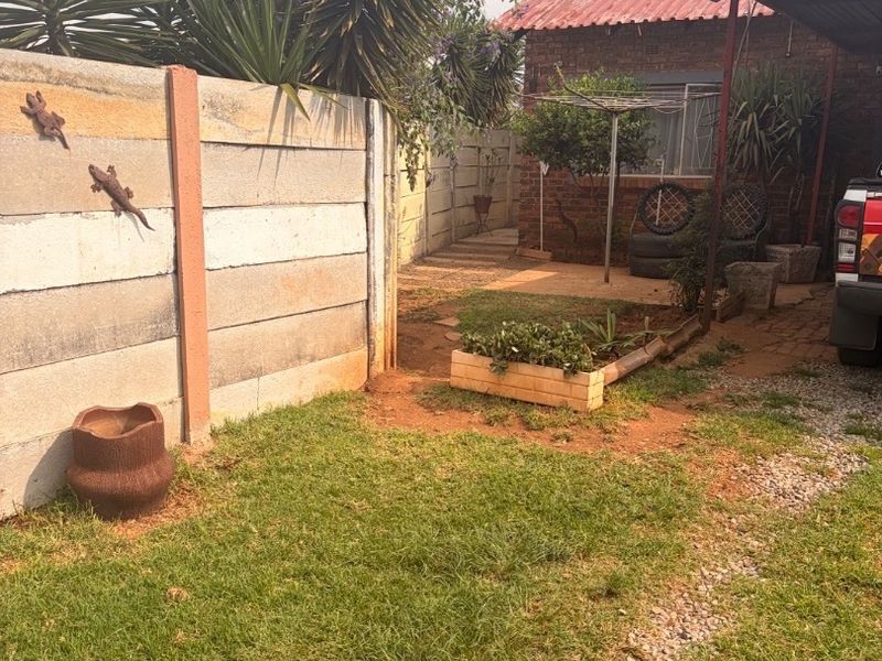 Charming 2-Bedroom Townhouse to Rent on a Plot. Discover this lovely and well-maintained 2-bedroom townhouse, perfectly situated on a spacious plot. Ideal for comfortable and secure living!  ? Property Features: 	•	2 Spacious bedrooms 	•	1 Neat bathroom 	•	Open-plan kitchen and lounge area 	•	Double carport for secure parking 	•	Pet-friendly ?? 	•	Safe and secure environment  This property offers a peaceful lifestyle with enough space to relax while still being practical and convenient.  ?? Perfect for a small family, couple, or working professionals.  ?? Don’t miss out—contact us today to arrange a viewing! - Photo 7