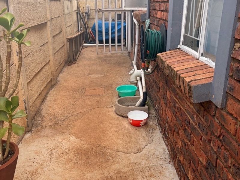 Charming 2-Bedroom Townhouse to Rent on a Plot. Discover this lovely and well-maintained 2-bedroom townhouse, perfectly situated on a spacious plot. Ideal for comfortable and secure living!  ? Property Features: 	•	2 Spacious bedrooms 	•	1 Neat bathroom 	•	Open-plan kitchen and lounge area 	•	Double carport for secure parking 	•	Pet-friendly ?? 	•	Safe and secure environment  This property offers a peaceful lifestyle with enough space to relax while still being practical and convenient.  ?? Perfect for a small family, couple, or working professionals.  ?? Don’t miss out—contact us today to arrange a viewing! - Photo 6