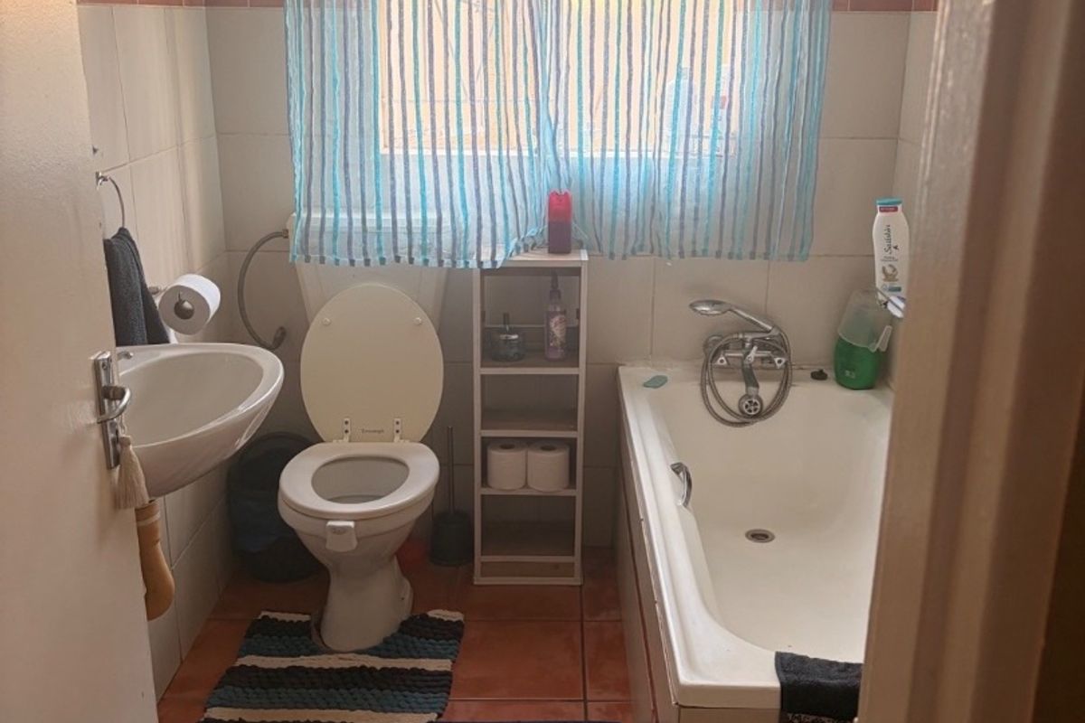 Charming 2-Bedroom Townhouse to Rent on a Plot. Discover this lovely and well-maintained 2-bedroom townhouse, perfectly situated on a spacious plot. Ideal for comfortable and secure living!  ? Property Features: 	•	2 Spacious bedrooms 	•	1 Neat bathroom 	•	Open-plan kitchen and lounge area 	•	Double carport for secure parking 	•	Pet-friendly ?? 	•	Safe and secure environment  This property offers a peaceful lifestyle with enough space to relax while still being practical and convenient.  ?? Perfect for a small family, couple, or working professionals.  ?? Don’t miss out—contact us today to arrange a viewing! - Photo 5