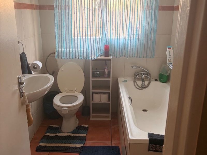 Charming 2-Bedroom Townhouse to Rent on a Plot. Discover this lovely and well-maintained 2-bedroom townhouse, perfectly situated on a spacious plot. Ideal for comfortable and secure living!  ? Property Features: 	•	2 Spacious bedrooms 	•	1 Neat bathroom 	•	Open-plan kitchen and lounge area 	•	Double carport for secure parking 	•	Pet-friendly ?? 	•	Safe and secure environment  This property offers a peaceful lifestyle with enough space to relax while still being practical and convenient.  ?? Perfect for a small family, couple, or working professionals.  ?? Don’t miss out—contact us today to arrange a viewing! - Photo 5