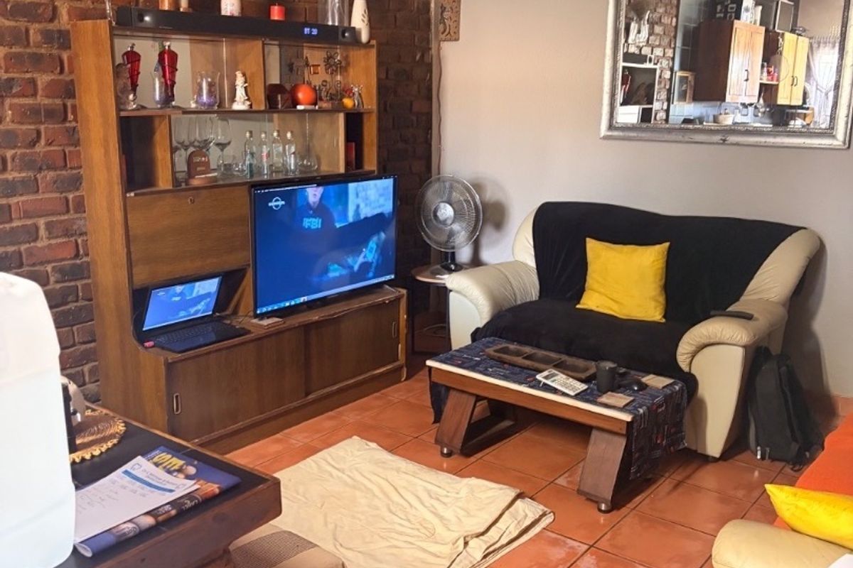 Charming 2-Bedroom Townhouse to Rent on a Plot. Discover this lovely and well-maintained 2-bedroom townhouse, perfectly situated on a spacious plot. Ideal for comfortable and secure living!  ? Property Features: 	•	2 Spacious bedrooms 	•	1 Neat bathroom 	•	Open-plan kitchen and lounge area 	•	Double carport for secure parking 	•	Pet-friendly ?? 	•	Safe and secure environment  This property offers a peaceful lifestyle with enough space to relax while still being practical and convenient.  ?? Perfect for a small family, couple, or working professionals.  ?? Don’t miss out—contact us today to arrange a viewing! - Photo 2