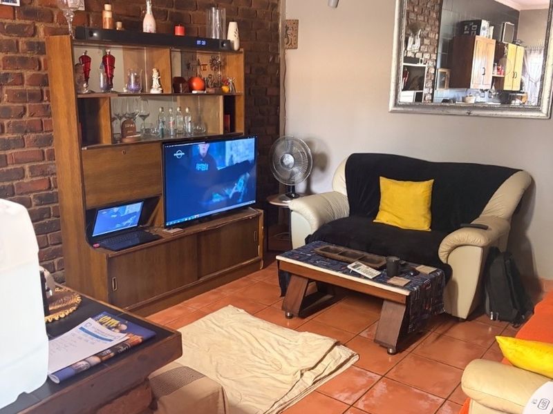 Charming 2-Bedroom Townhouse to Rent on a Plot. Discover this lovely and well-maintained 2-bedroom townhouse, perfectly situated on a spacious plot. Ideal for comfortable and secure living!  ? Property Features: 	•	2 Spacious bedrooms 	•	1 Neat bathroom 	•	Open-plan kitchen and lounge area 	•	Double carport for secure parking 	•	Pet-friendly ?? 	•	Safe and secure environment  This property offers a peaceful lifestyle with enough space to relax while still being practical and convenient.  ?? Perfect for a small family, couple, or working professionals.  ?? Don’t miss out—contact us today to arrange a viewing! - Photo 2