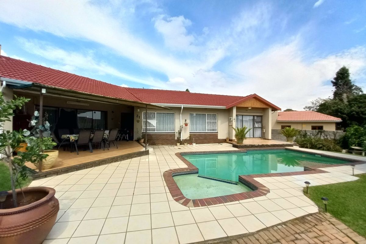 Eden Glen Family Home With Pool And Fibre - Photo 2