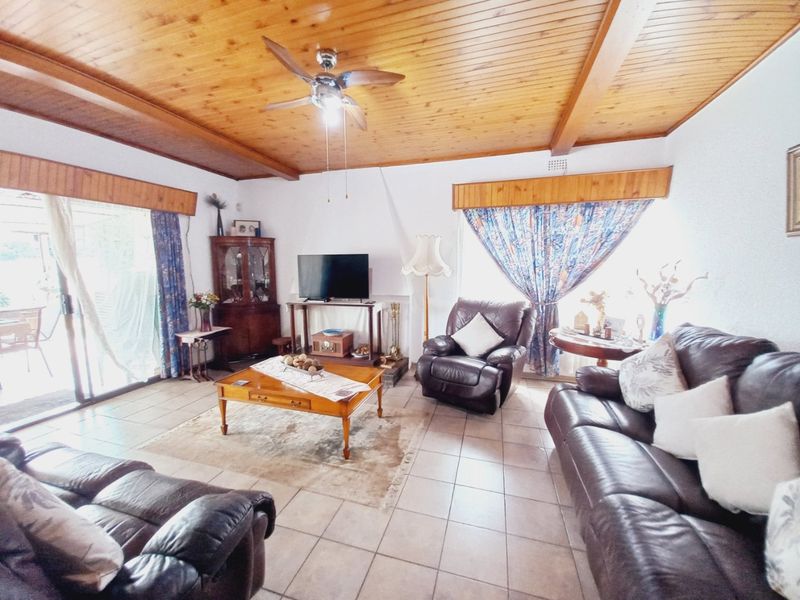 Eden Glen Family Home With Pool And Fibre - Photo 5