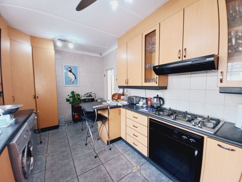 Eden Glen Family Home With Pool And Fibre - Photo 9