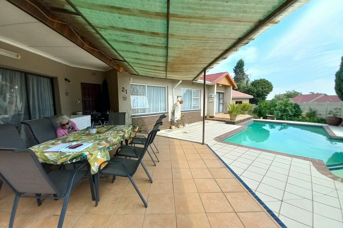 Eden Glen Family Home With Pool And Fibre - Photo 3