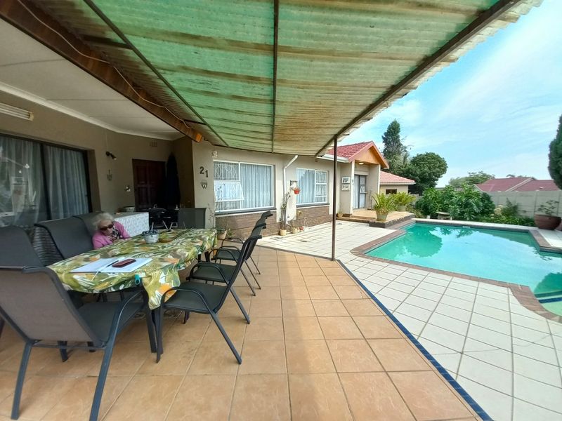Eden Glen Family Home With Pool And Fibre - Photo 3