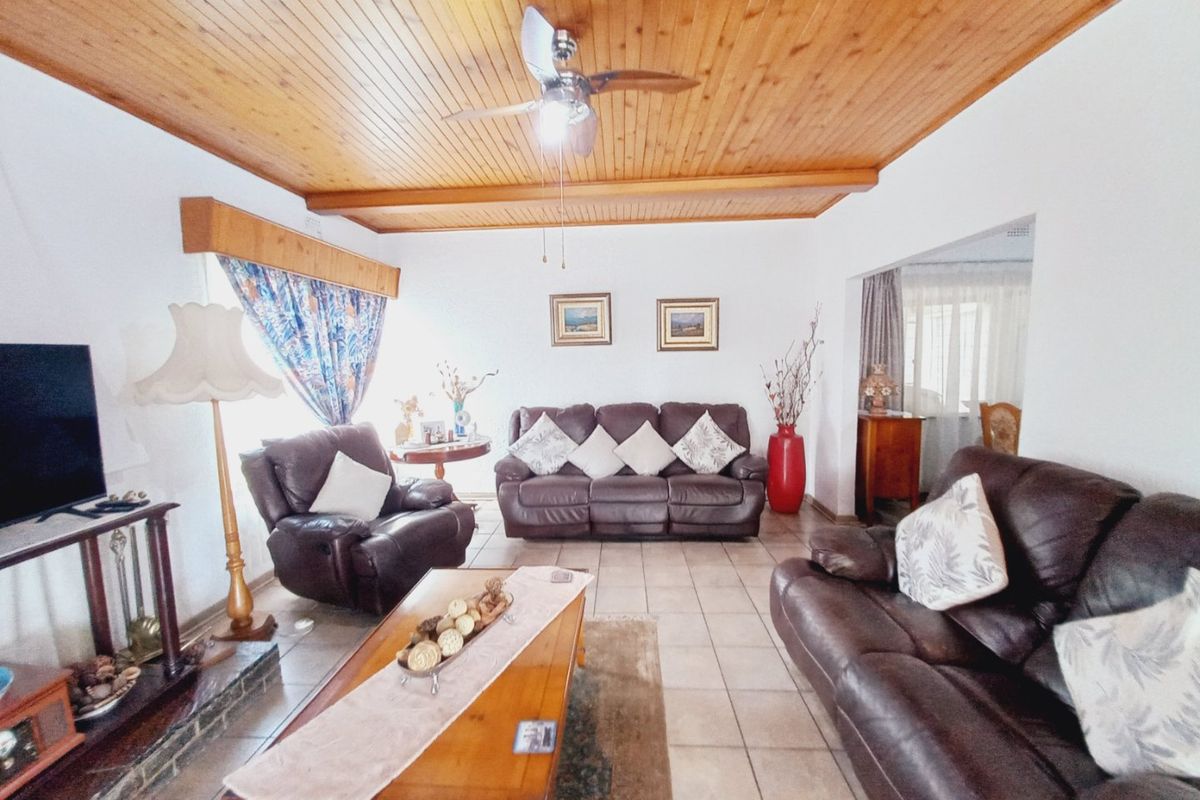 Eden Glen Family Home With Pool And Fibre - Photo 4