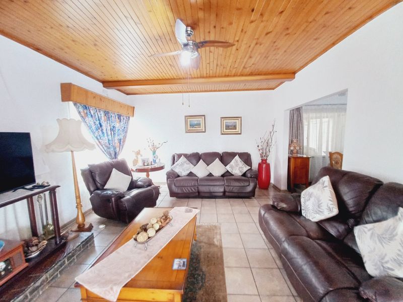 Eden Glen Family Home With Pool And Fibre - Photo 4