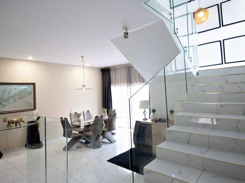 Fully Furnished 5 Bedroom Home to Rent in Hurlingham - Photo 3