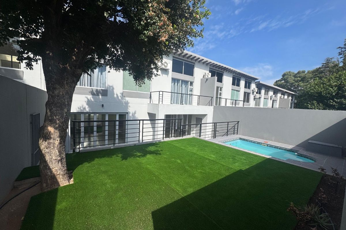 Beautiful Home in Prime Hyde Park Location - Photo 2