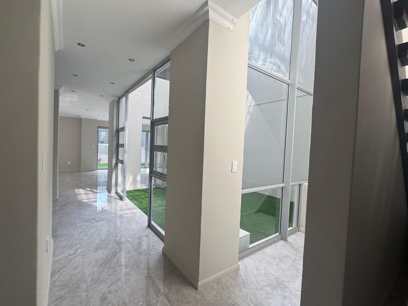 Beautiful Home in Prime Hyde Park Location - Photo 8