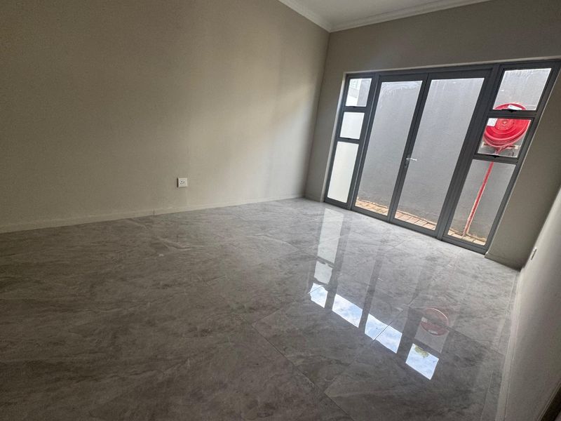 Beautiful Home in Prime Hyde Park Location - Photo 7