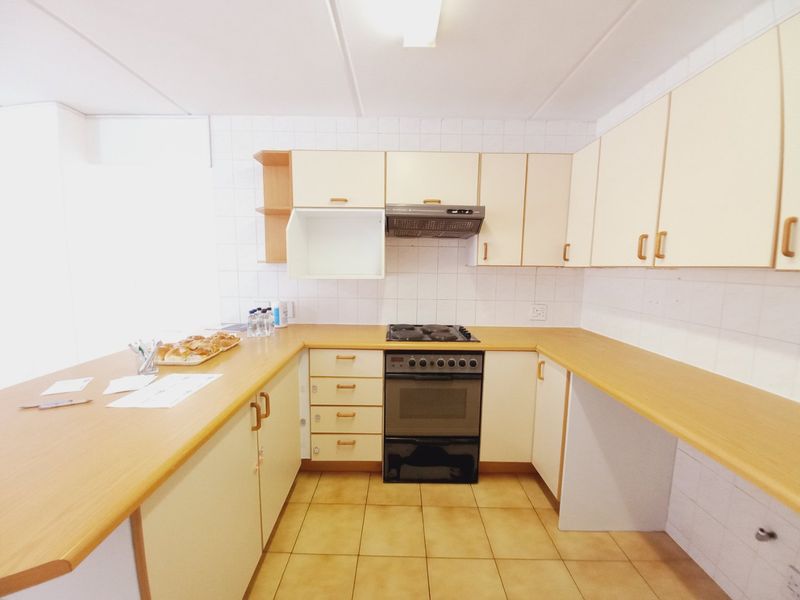 Chic Edenvale Apartment with Secure Living and Balcony - Photo 8