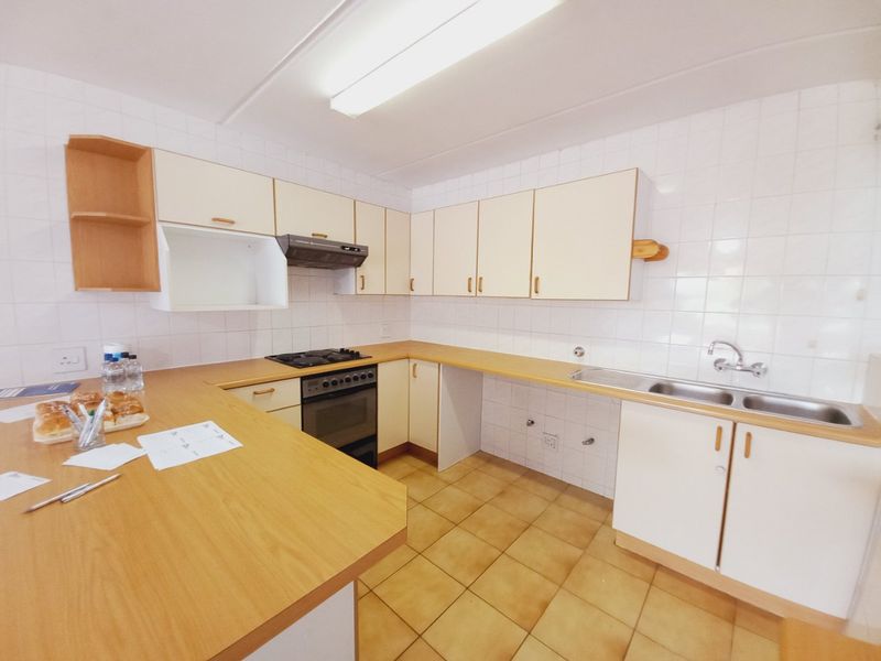 Chic Edenvale Apartment with Secure Living and Balcony - Photo 9