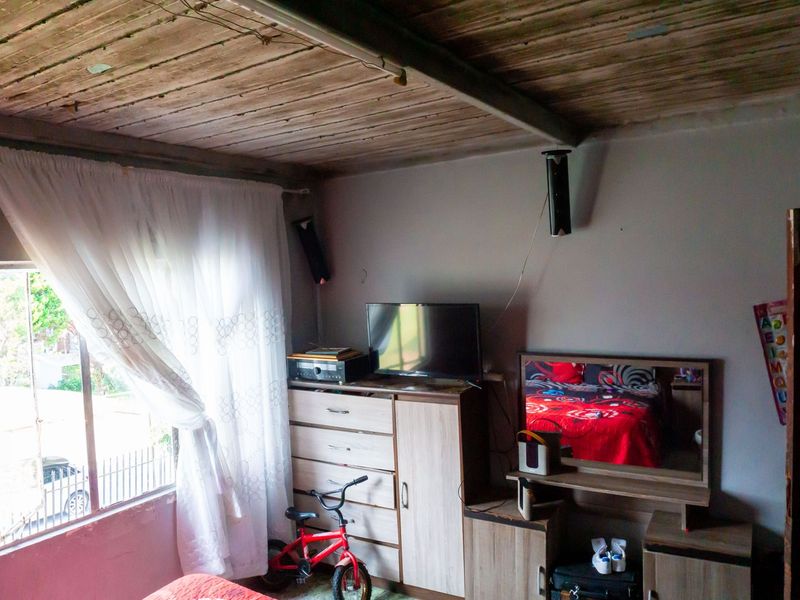 Charming 2-Bedroom Flat Available in Riverlea - Photo 3