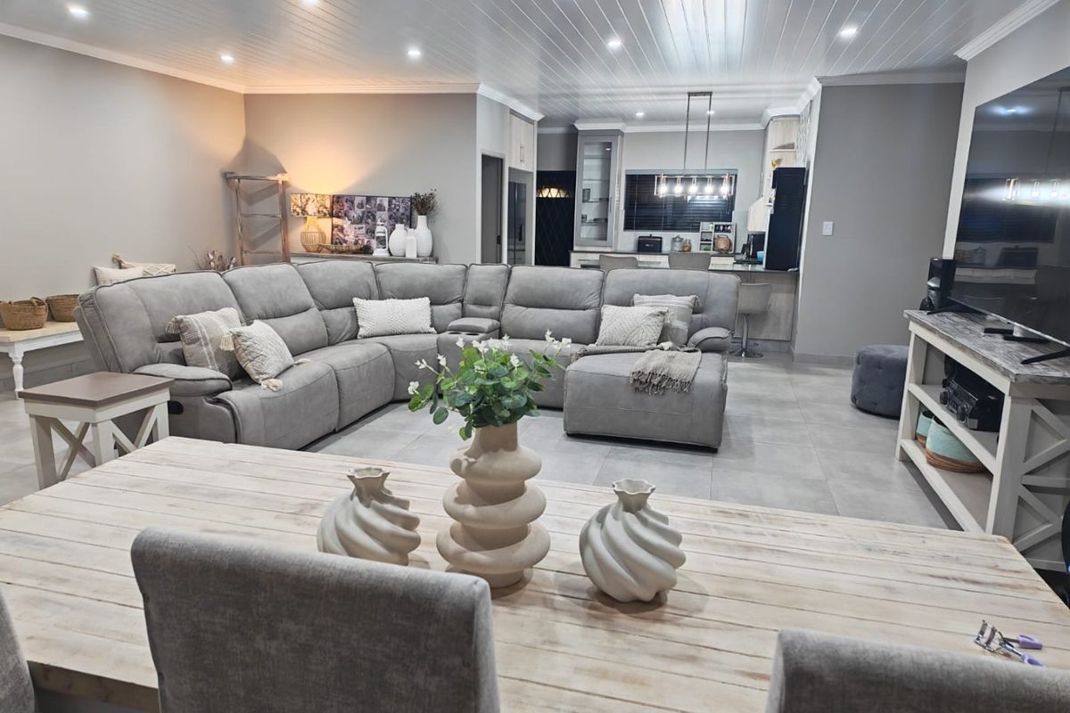 Spacious Flamwood Townhouse with Secure Living - Photo 4